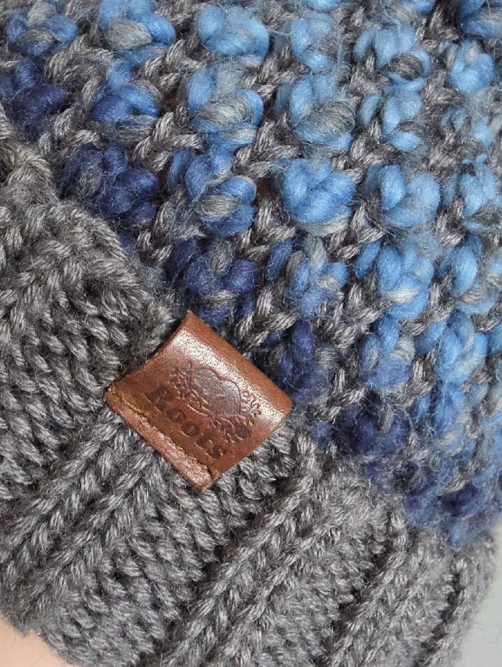 ROOTS | chunky knit pom-pom beanie with a grey ribbed cuff sz OS